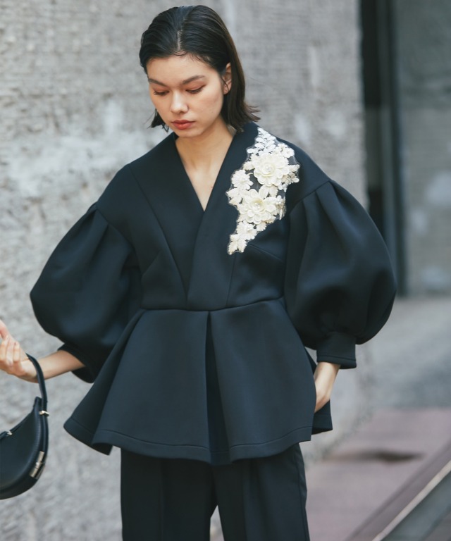 花刺繍モチーフ付きペプラムトップス＆テーパードパンツ