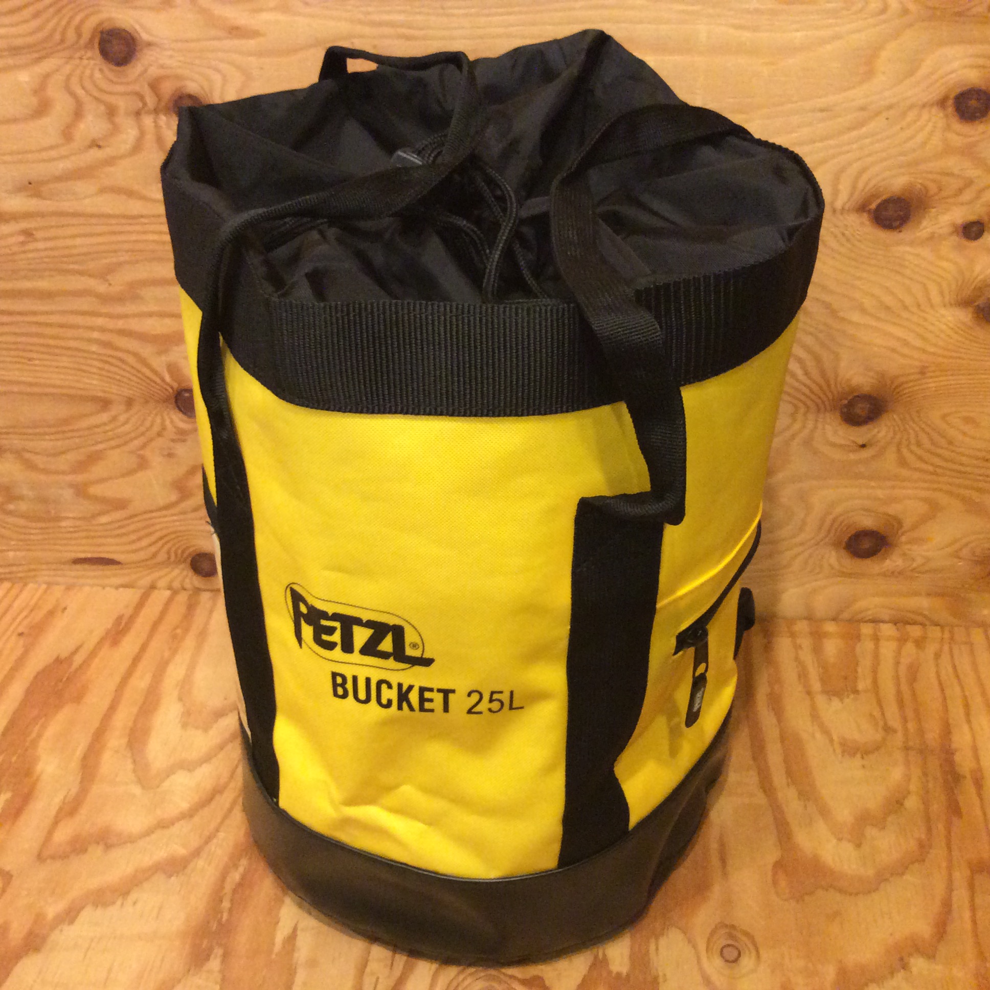 ペツル　バケット25L