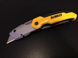DEWALT FOLDING RETRACTABLE UTILITY KNIFE