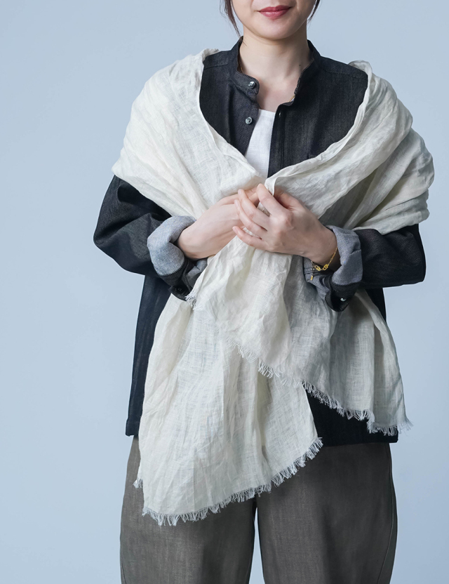 【素肌が呼吸する】驚くほど軽い、インドリネン・エアリーストール ／ 2色展開 z099z
