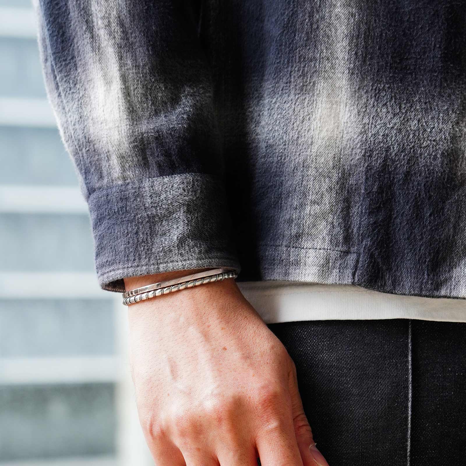 Suman Dhakhwa（スーマンダックワ） MOKUME Narrow Flat Cuff（モクメ
