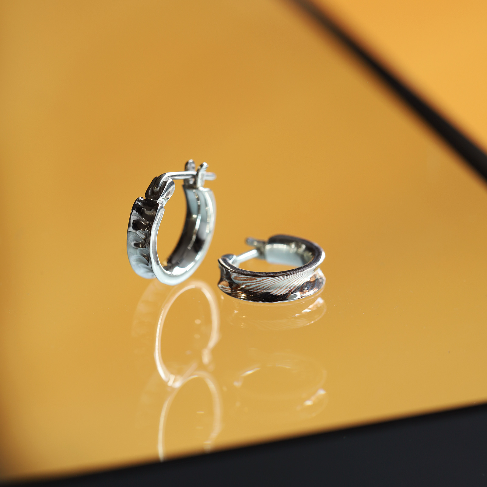 Suman Dhakhwa（スーマンダックワ） Silver Hammered Curvature Hoop