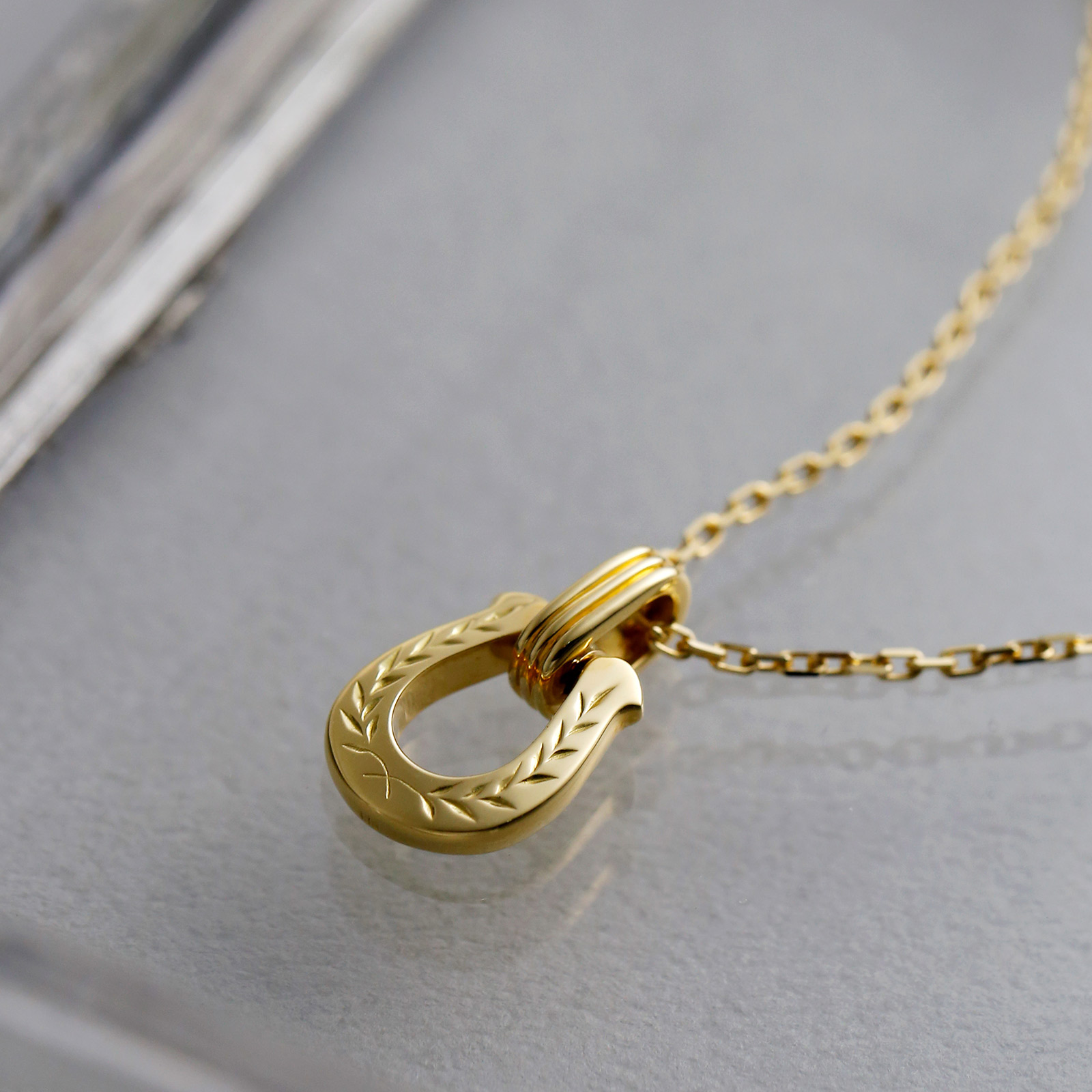 SYMPATHY OF SOUL（シンパシーオブソウル） Medium Laurel Horseshoe 