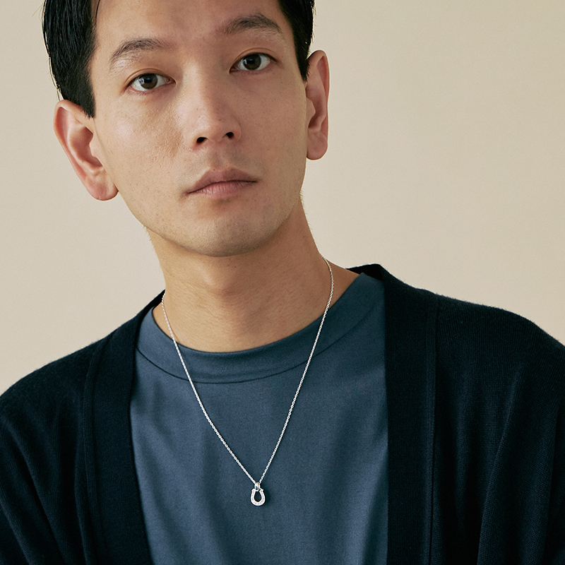 SYMPATHY OF SOUL（シンパシーオブソウル） Medium Horseshoe Pendant