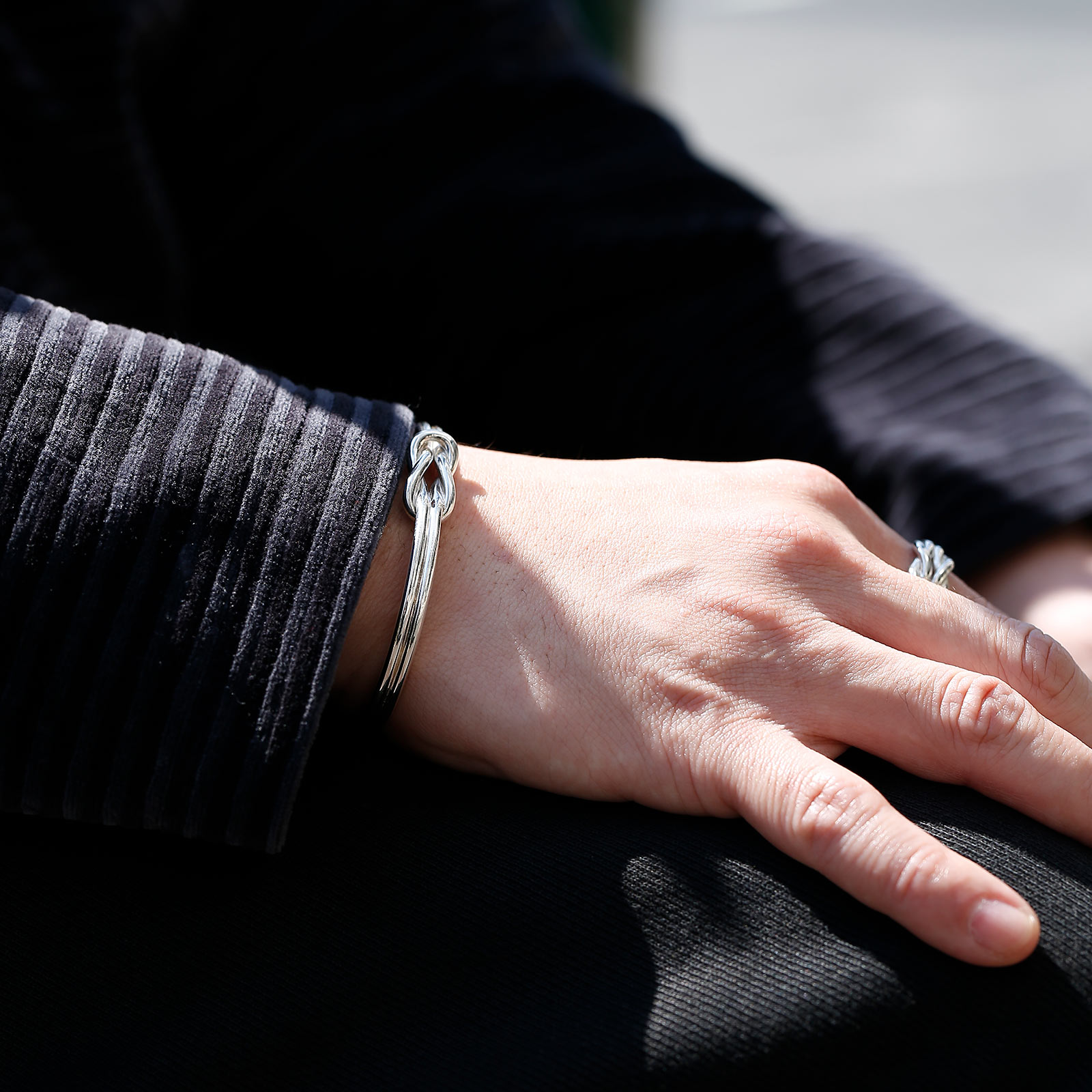 Suman Dhakhwa（スーマンダックワ） Eternal Knot Bangle Silver 