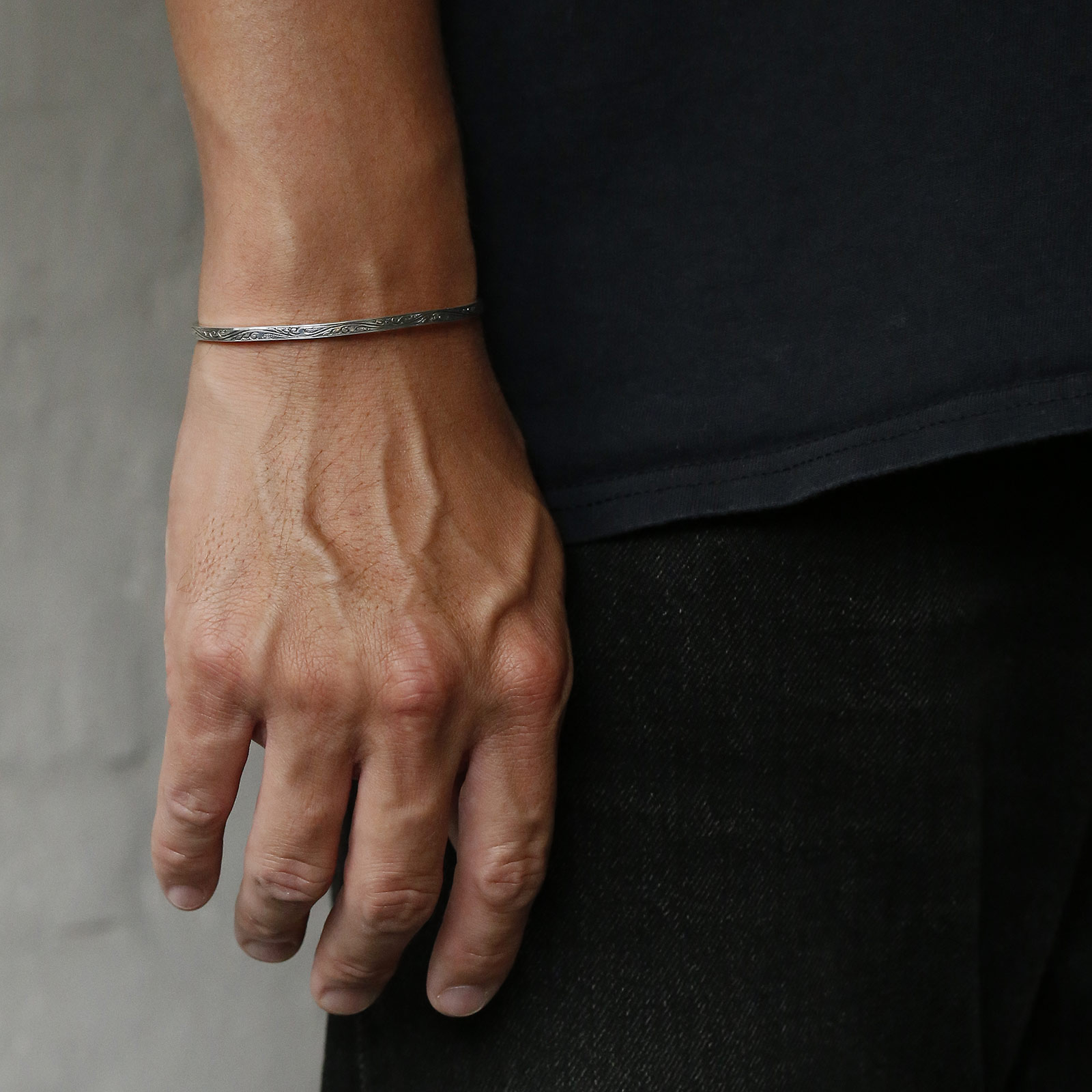 Suman Dhakhwa（スーマンダックワ） Carved Narrow Cuff（カーヴド 