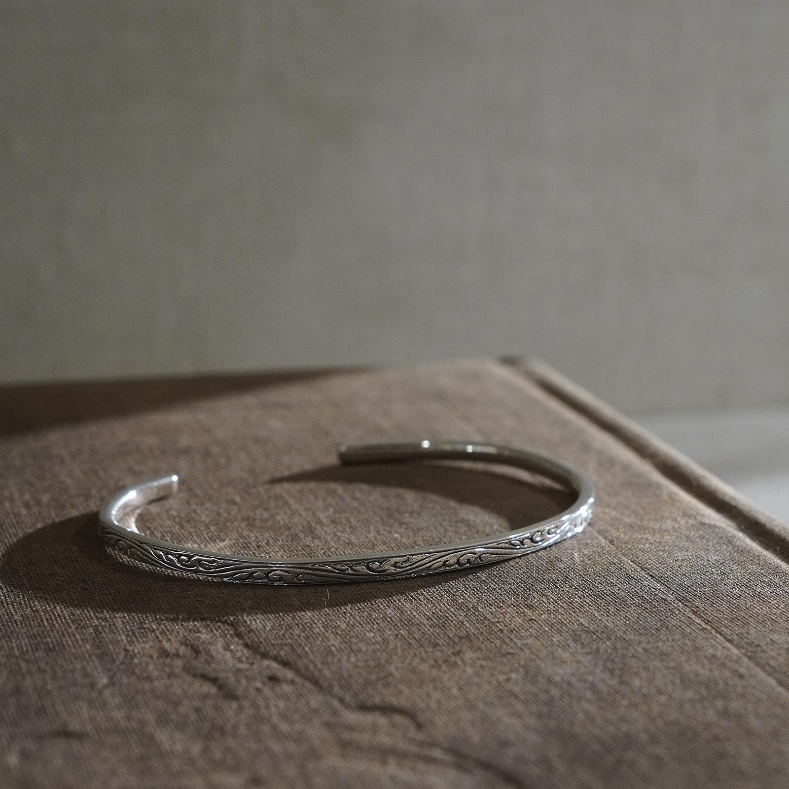 Suman Dhakhwa（スーマンダックワ） Carved Narrow Cuff（カーヴド