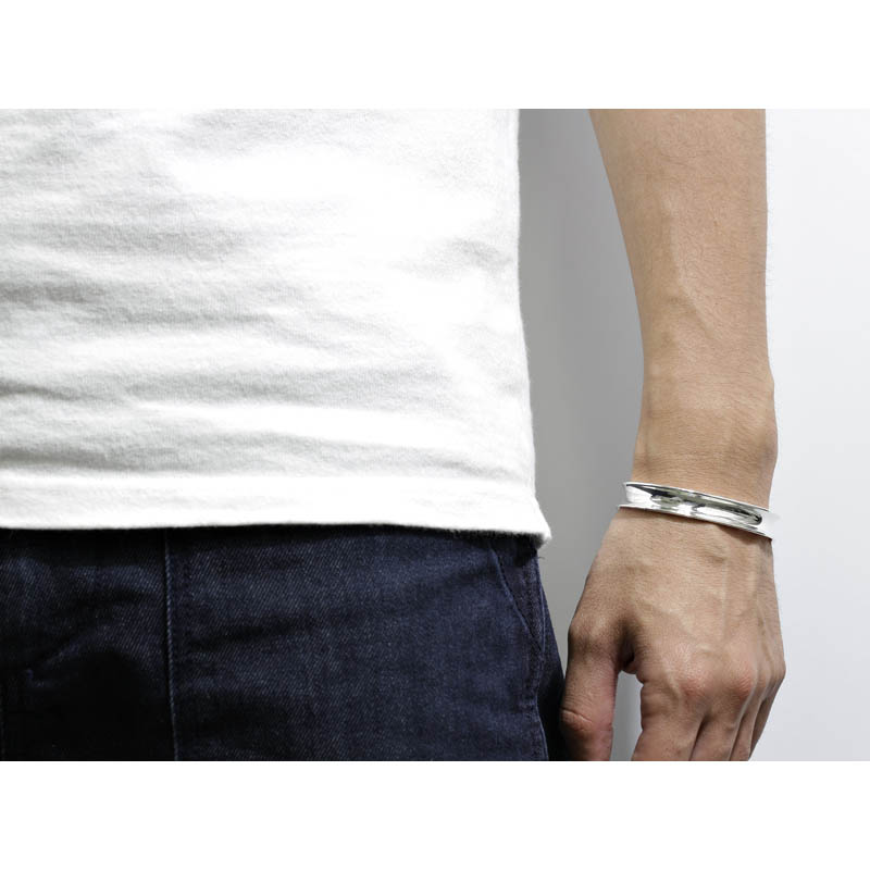 Suman Dhakhwa（スーマンダックワ） Silver Curvature Bracelet