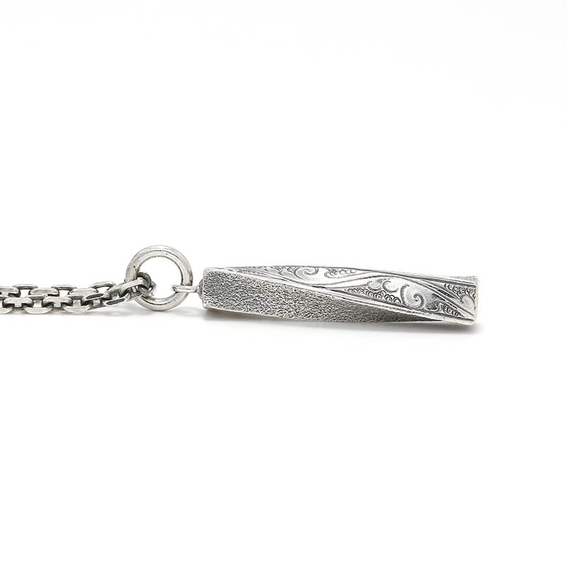 Suman Dhakhwa（スーマンダックワ） Twisted Bar Necklace