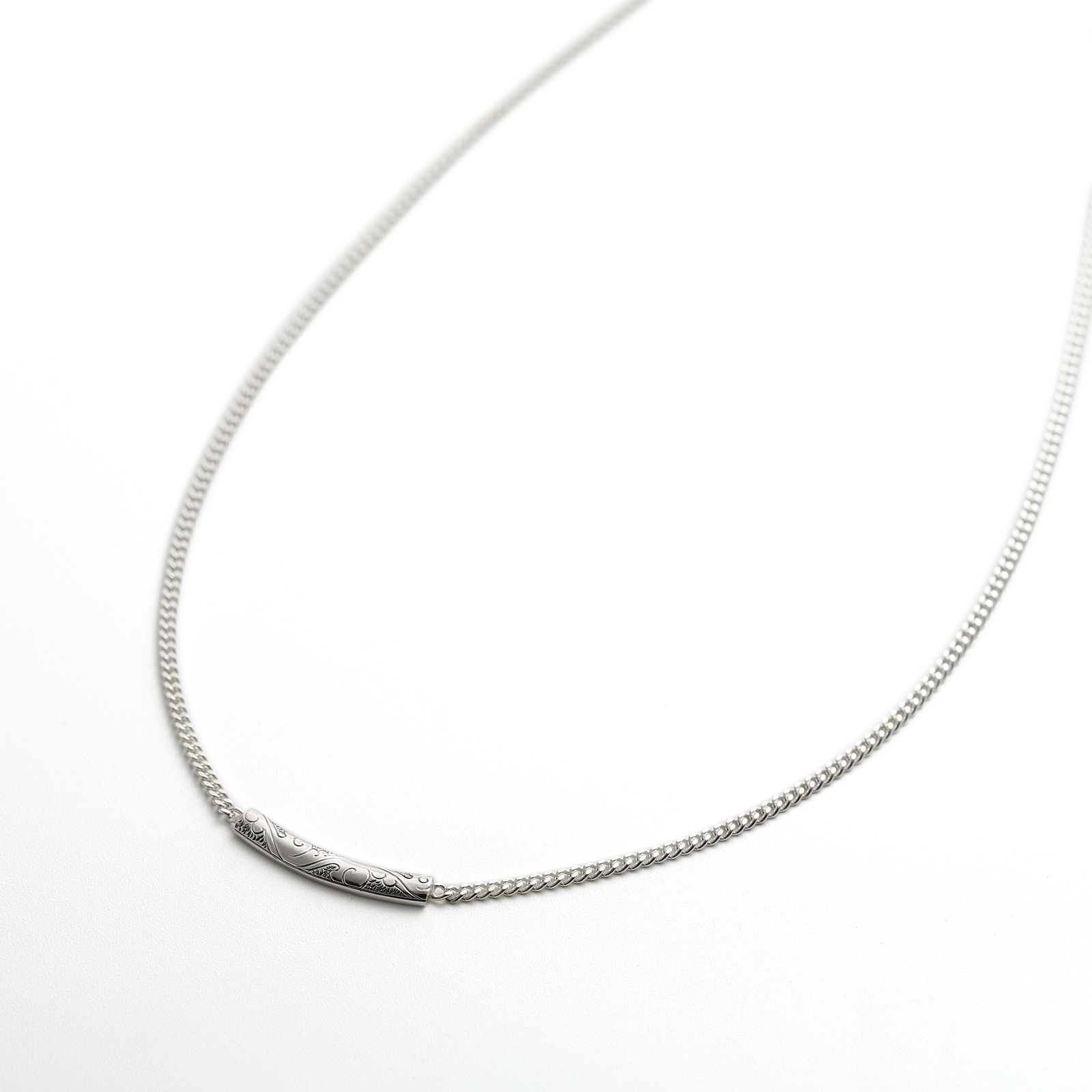 Suman Dhakhwa（スーマンダックワ） Carved Curve Plate Necklace 