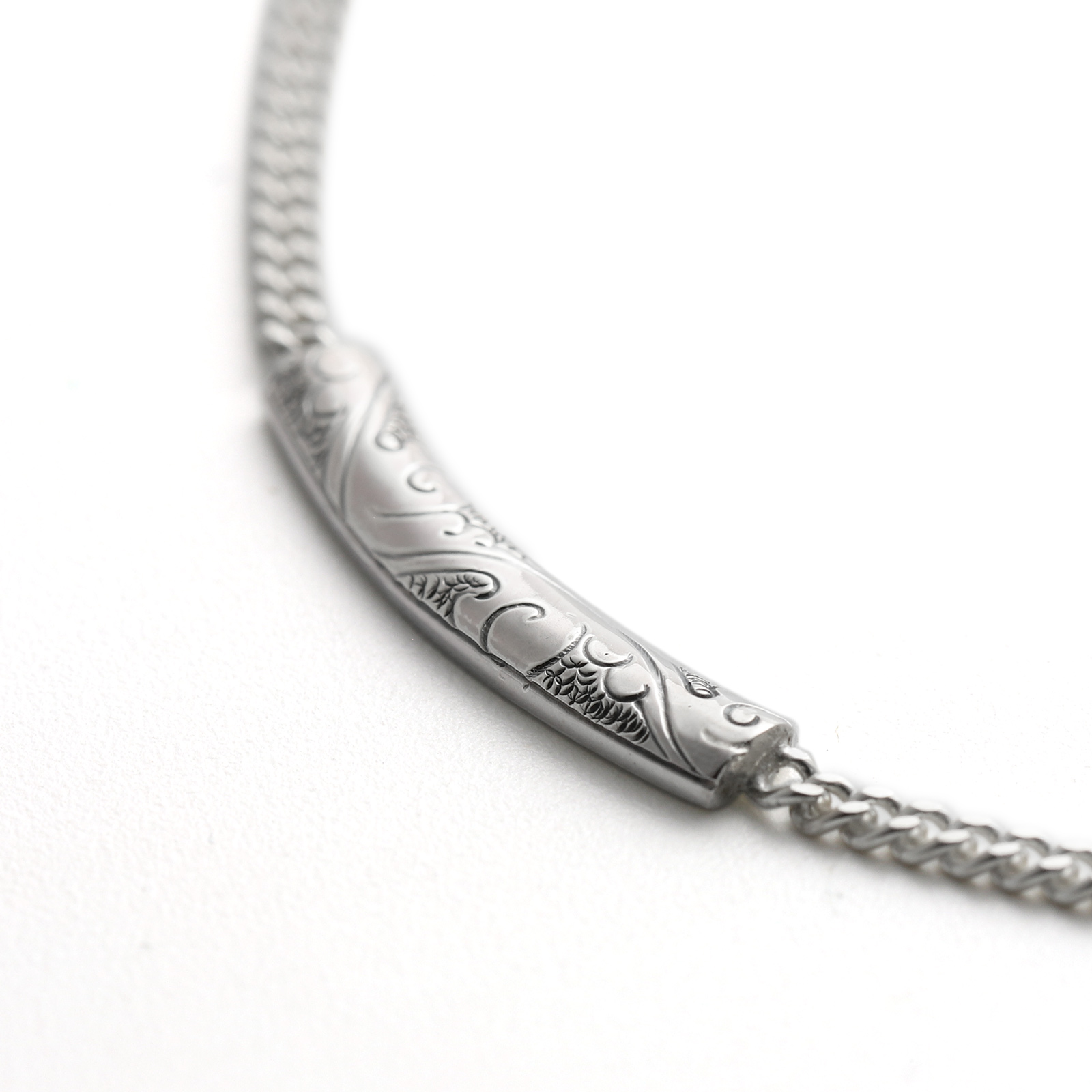 Suman Dhakhwa（スーマンダックワ） Carved Curve Plate Necklace
