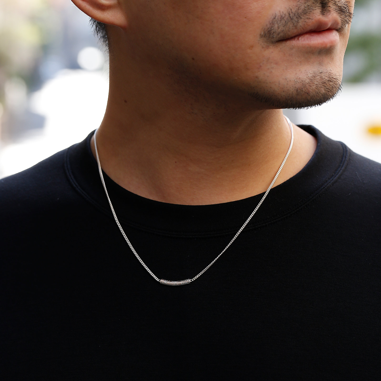 Suman Dhakhwa（スーマンダックワ） Carved Curve Plate Necklace