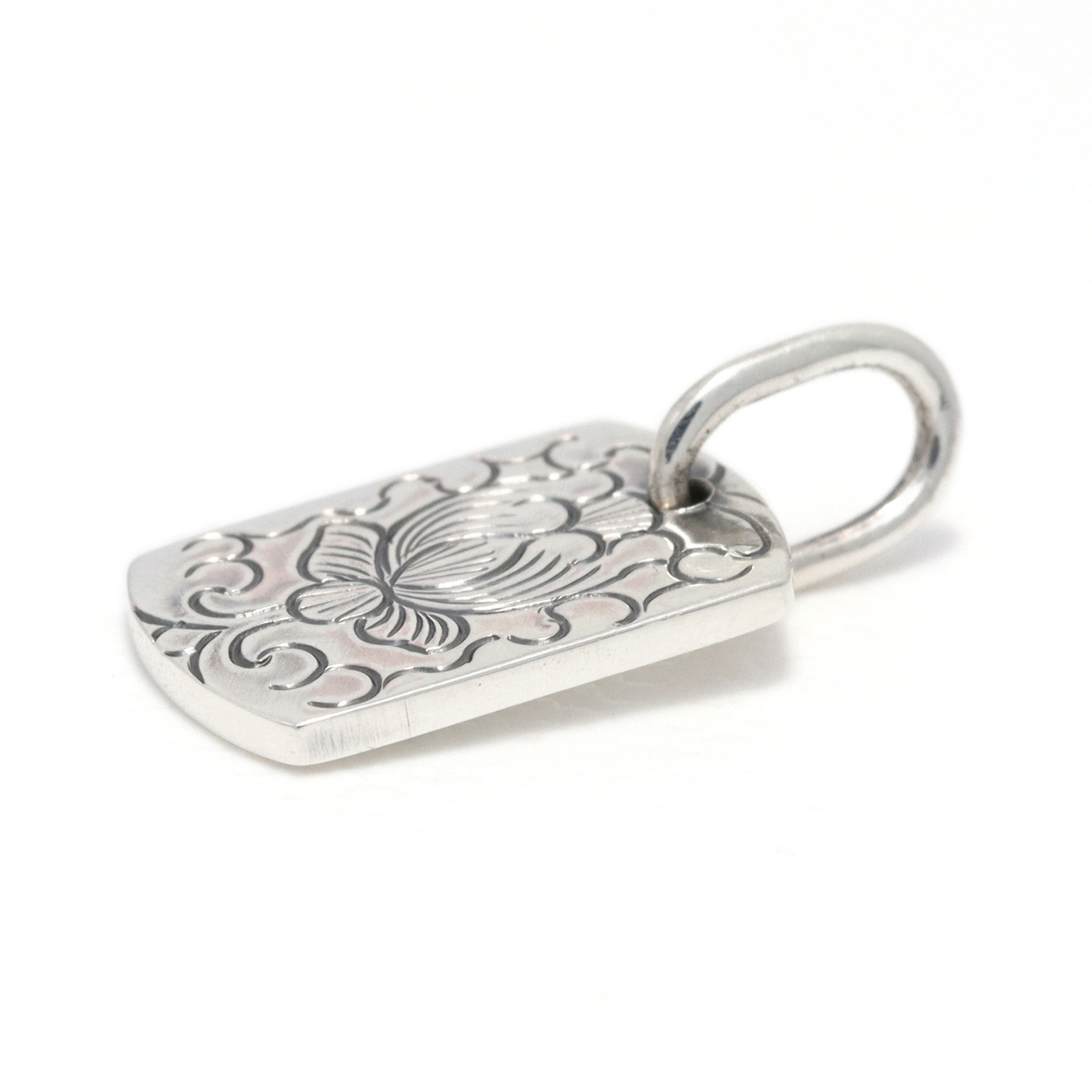 Suman Dhakhwa（スーマンダックワ） Silver Lotus Carved Dog Tag