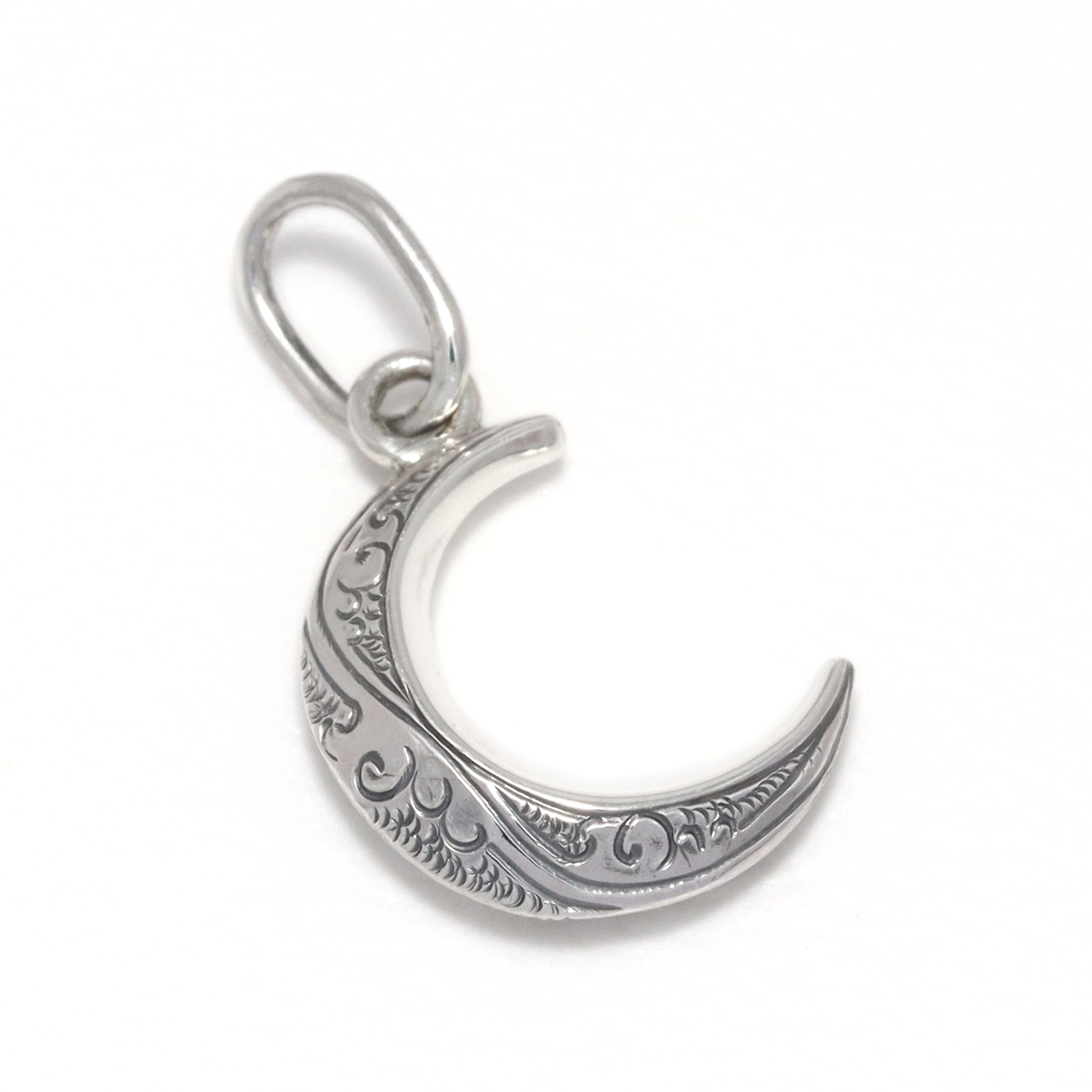 Suman Dhakhwa（スーマンダックワ） Carved Moon Pendant（カーヴド 