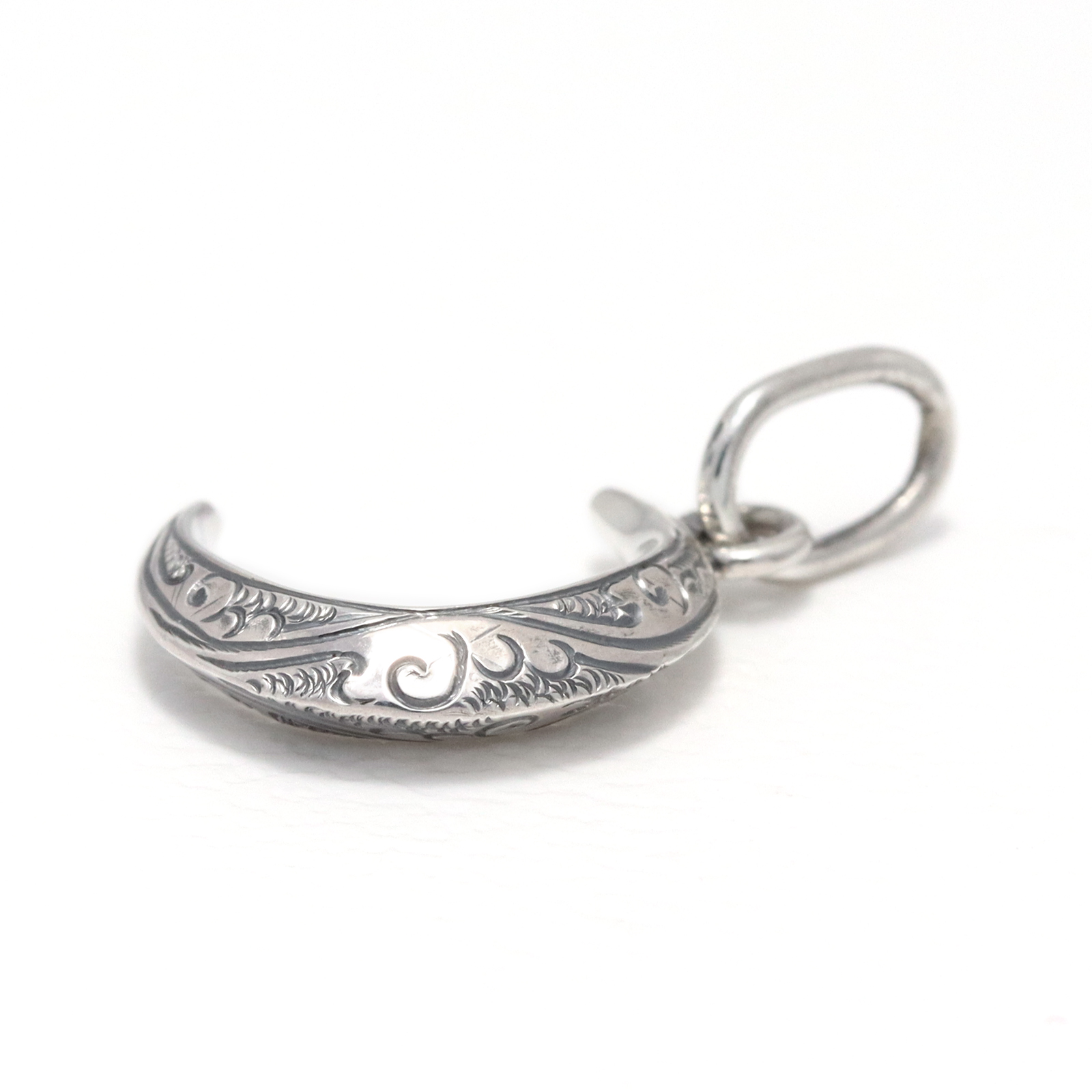 Suman Dhakhwa（スーマンダックワ） Carved Moon Pendant（カーヴド
