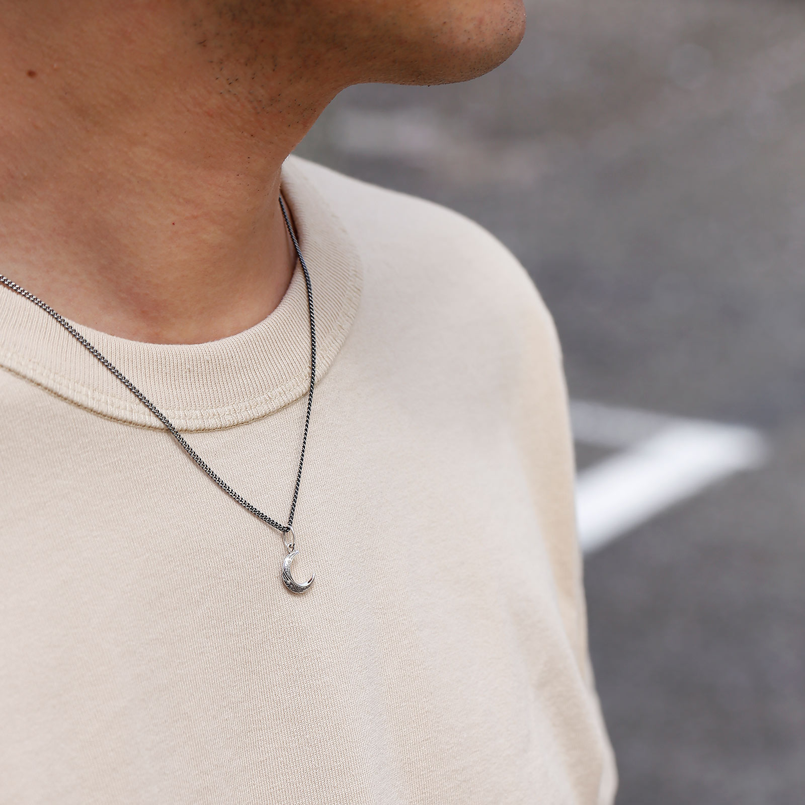 Suman Dhakhwa（スーマンダックワ） Carved Moon Pendant（カーヴド 