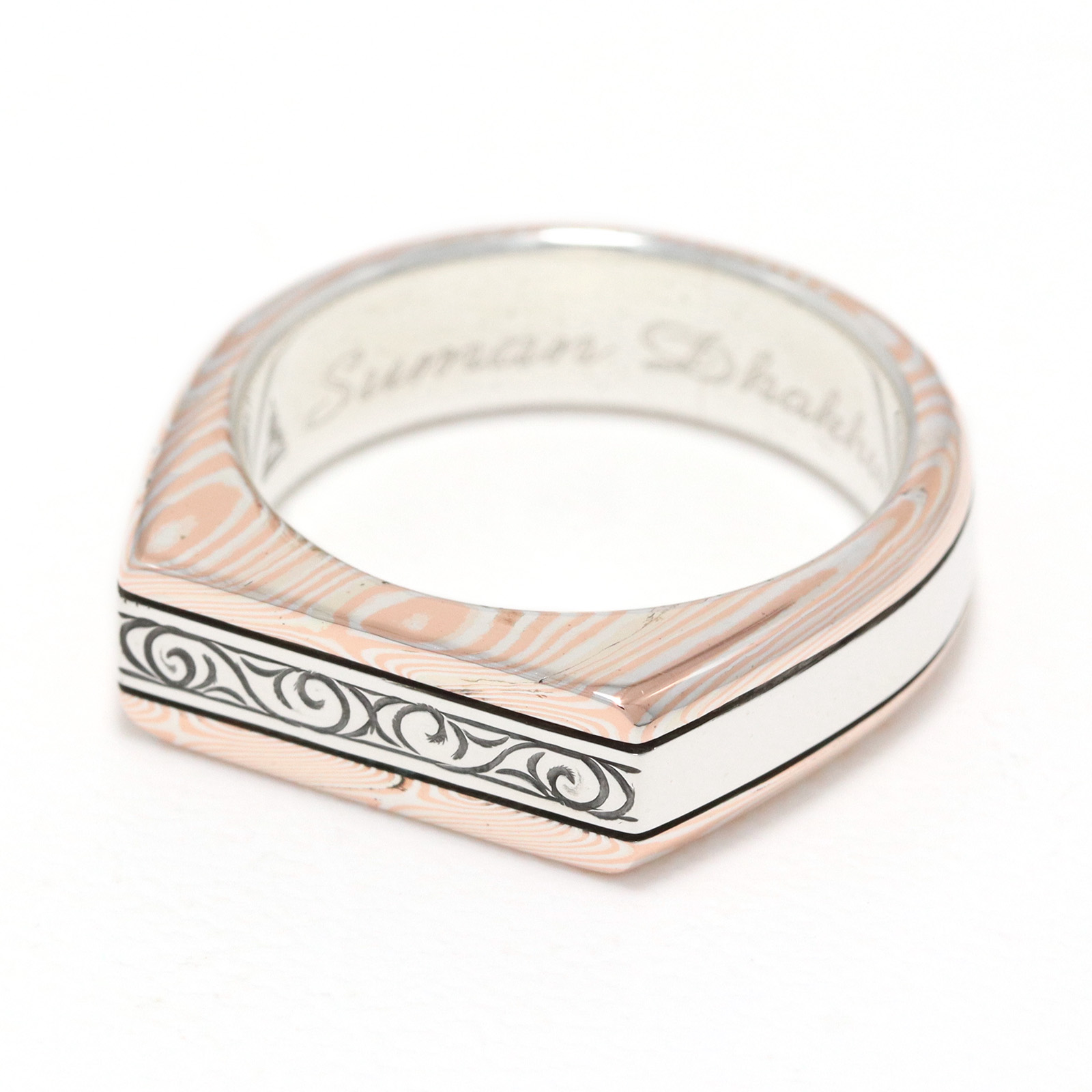 Suman Dhakhwa（スーマンダックワ） MOKUME Border Carved Signet Ring