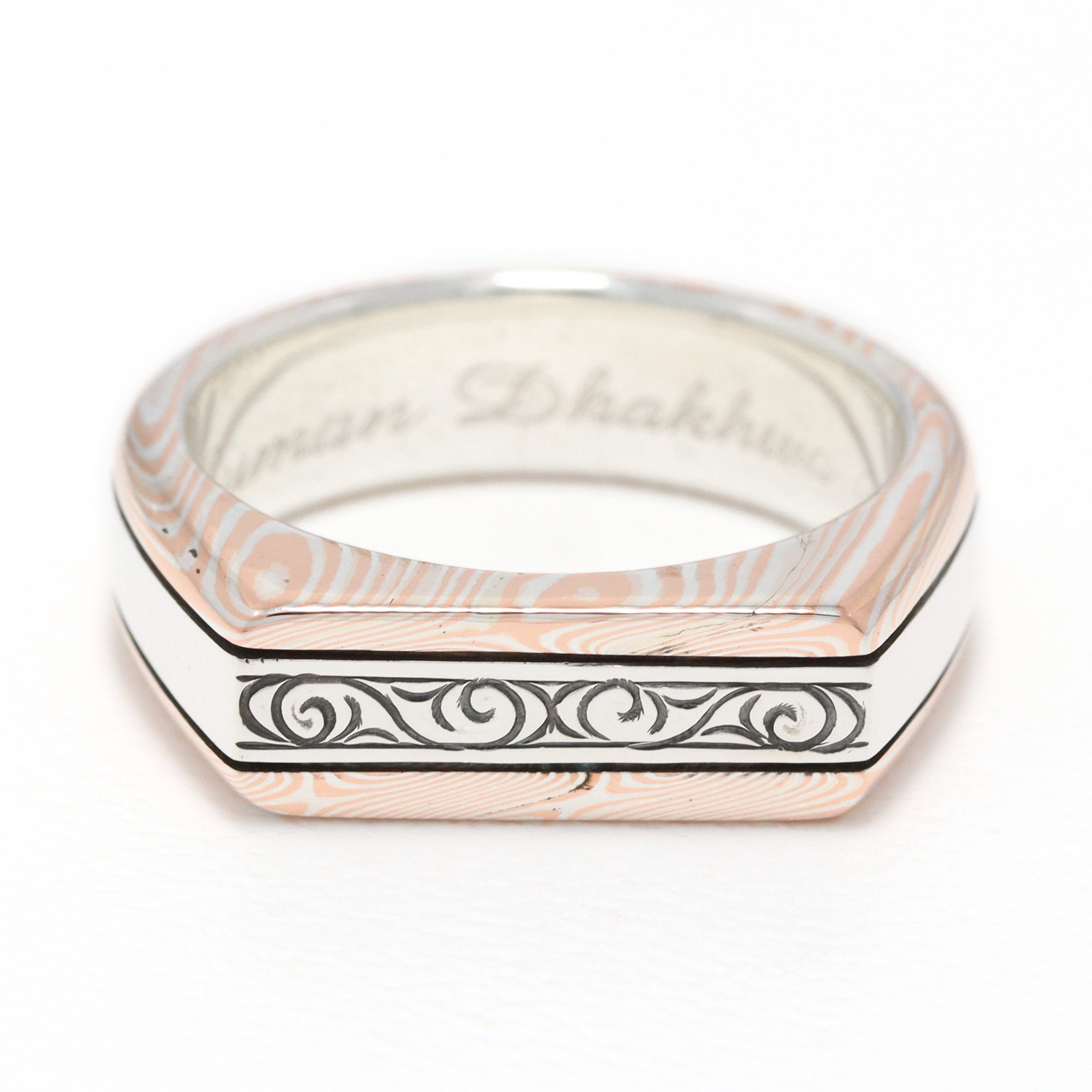 Suman Dhakhwa（スーマンダックワ） MOKUME Border Carved Signet Ring 
