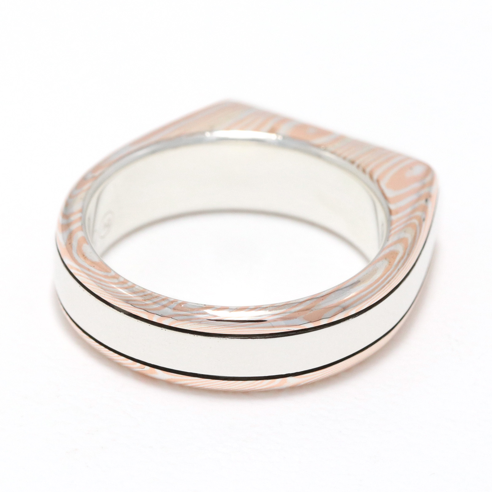 Suman Dhakhwa（スーマンダックワ） MOKUME Border Carved Signet Ring