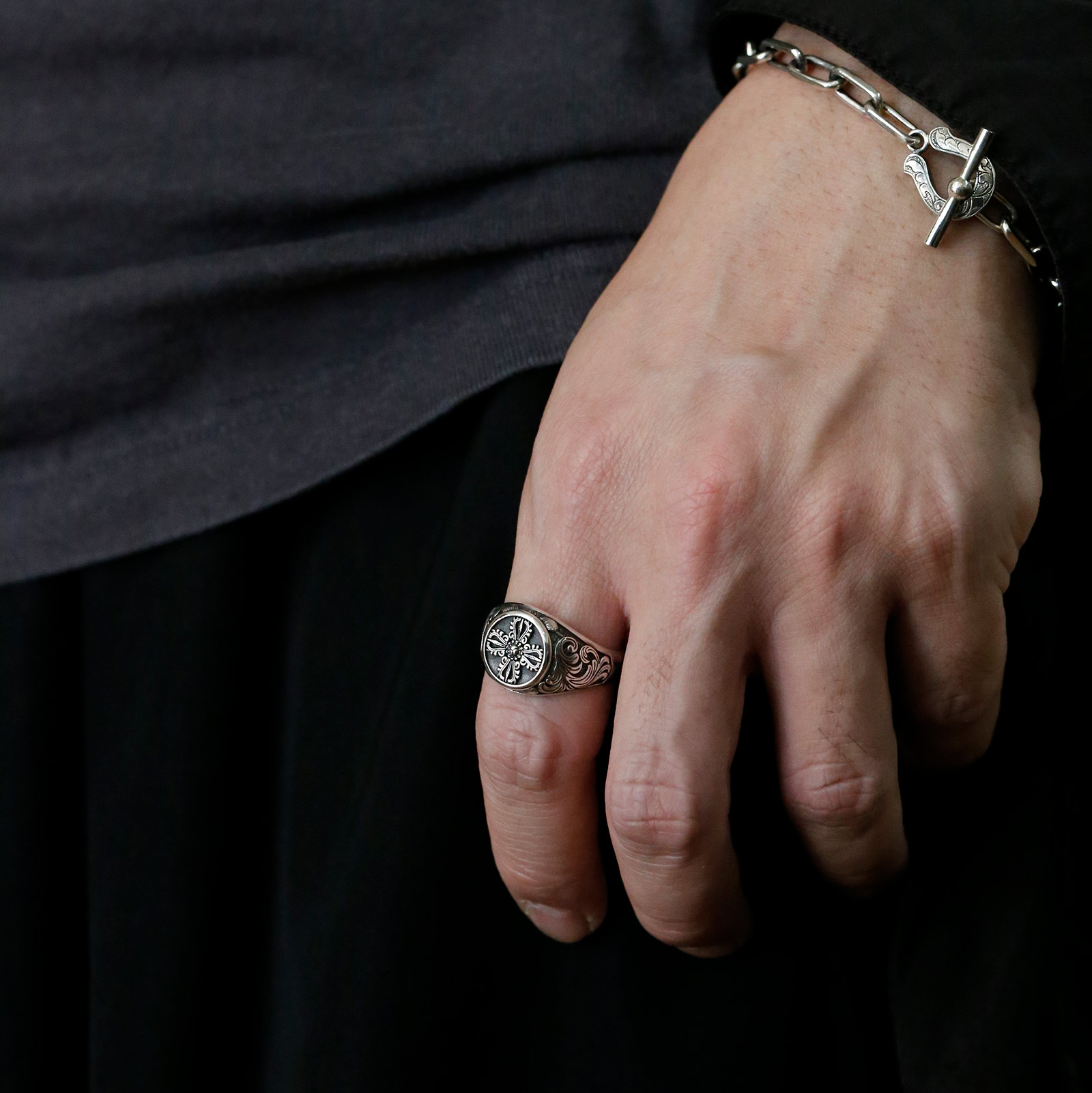 Suman Dhakhwa（スーマンダックワ） Narrow Dorje Carved Signet Ring 