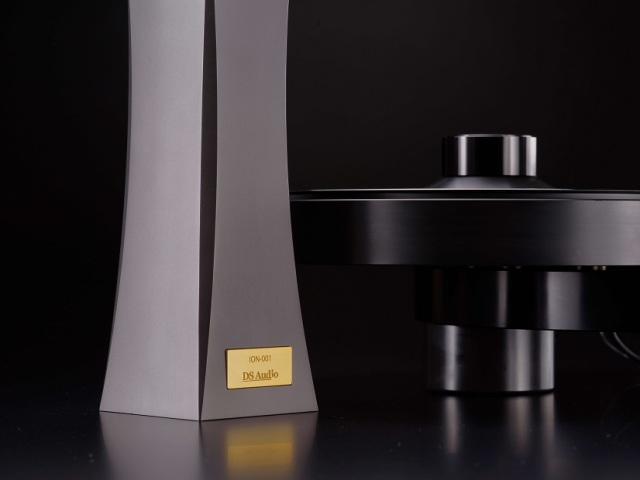 DS Audio ION-001 Vinyl Ionizer ＋,-イオンを放出しレコード盤面の