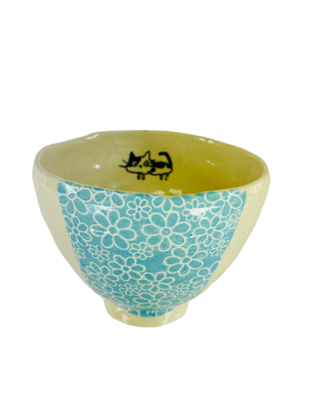 めしわん（ねこ）（カラフル）/花ブルー三毛ねこ
