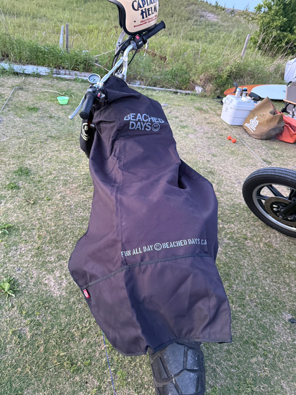 BEACHED DAYS ウェットスーツバッグ バイクに掛けて