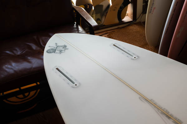 クリステンソン シーバケット ツイン 7'4" CHRISTENSON C-BUCKET TWIN / テール デッキ面 ツインフィンプラグとステッカー