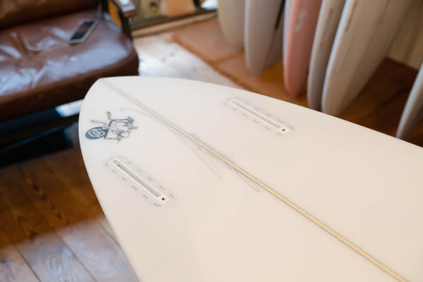 クリステンソン シーバケット ツイン 7'8" CHRISTENSON C-BUCKET TWIN / テール デッキ面 ツインフィンプラグとシグネチャーロゴ