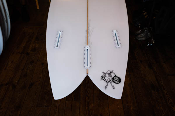 クリステンソン デイトナ 7'4" CHRISTENSON DAYTONA / テール デッキ面 トライフィンプラグとスワローテール
