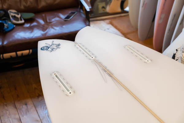クリステンソン デイトナ 7'6" CHRISTENSON DAYTONA / テール デッキ面 トライフィンプラグとシグネチャーロゴ
