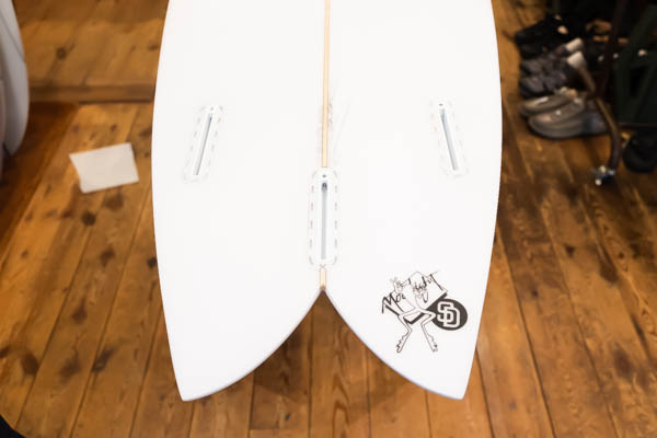 クリステンソン デイトナ 7'6" CHRISTENSON DAYTONA / テール ボトム面 スワローテールとトライフィンプラグ