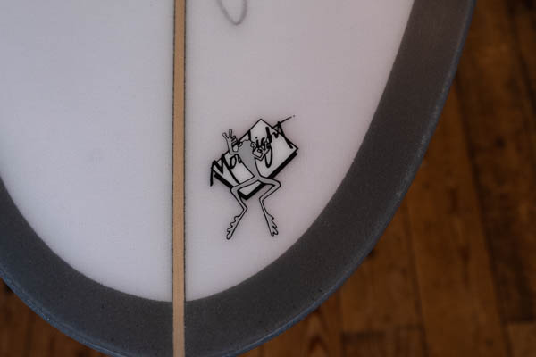 クリステンソン ツインハンツマン 7'4" CHRISTENSON TWIN HUNTSMAN / ノーズ付近 シグネチャーロゴ クローズアップ