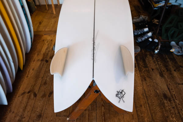 クリステンソン ロングフィッシュ 6'6" ミッドレングス サーフボード / ボトム面全体 テールとツインフィン