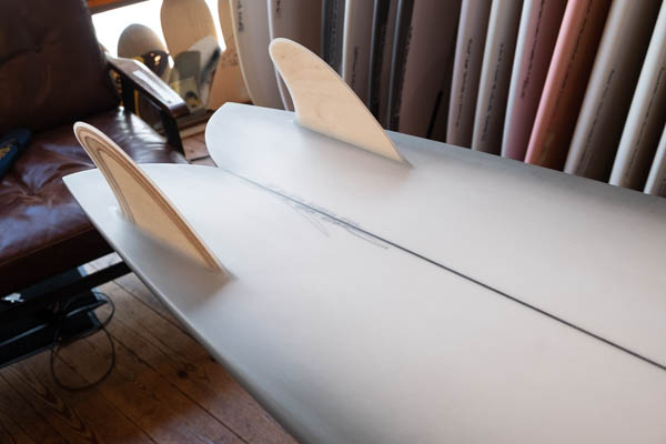 クリステンソン ロングフィッシュ 6'10" CHRISTENSON SURFBOARDS LONG PHISH / テール ツインフィン 斜めアングル