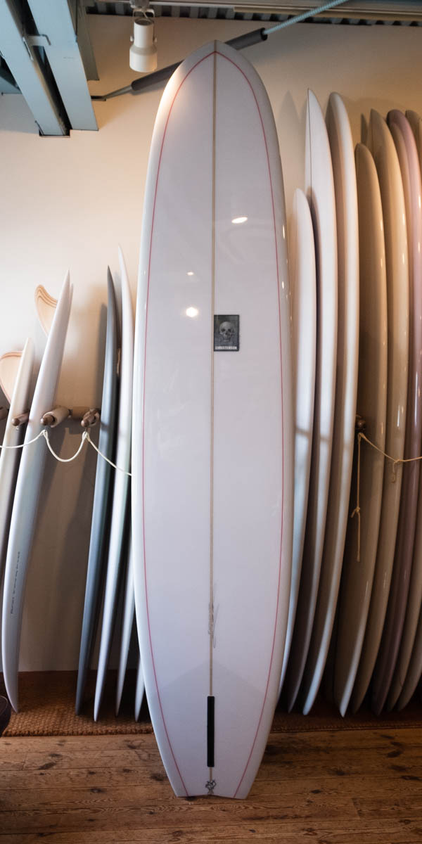 クリステンソン アウトロー 9'0" CHRISTENSON THE OUTLAW / ボトム面全体 レッドピンラインとシングルフィンボックス