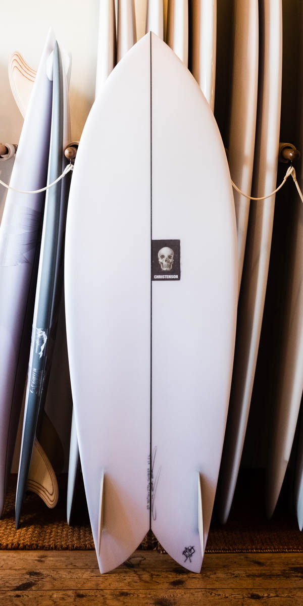 クリステンソン フィッシュ 5'7" CHRISTENSON SURFBOARDS FISH / ボトム面 全体 スカルロゴとツインフィン