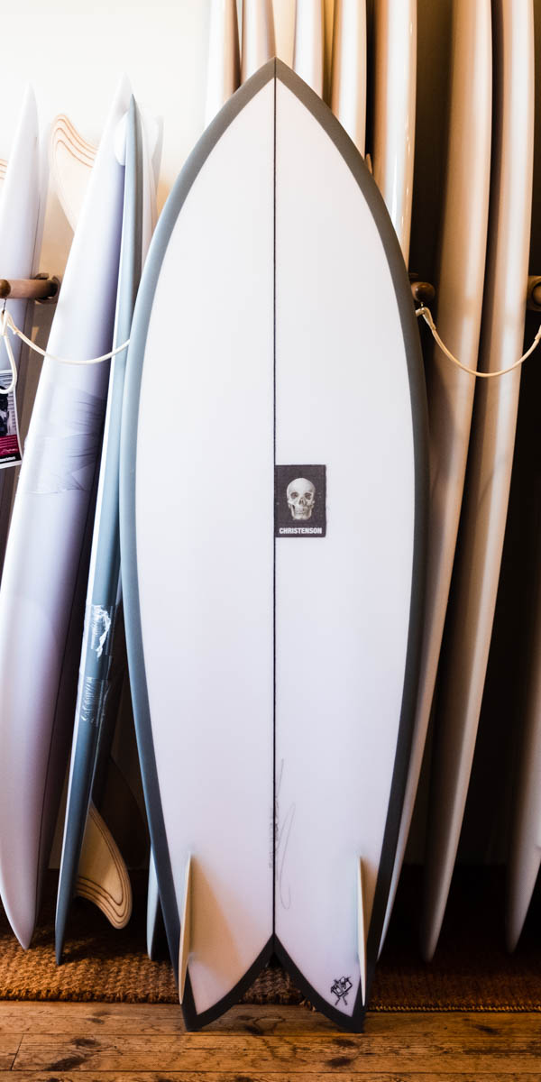 クリステンソン フィッシュ 5'8" CHRISTENSON SURFBOARDS FISH / ボトム面 全体 スカルロゴとツインフィン