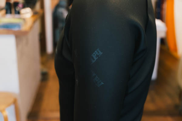 アイデンティファイ 1mm Mesh Skin Front Zip Jackets ジャケット ホワイト / 着用イメージ・スリーブロゴ