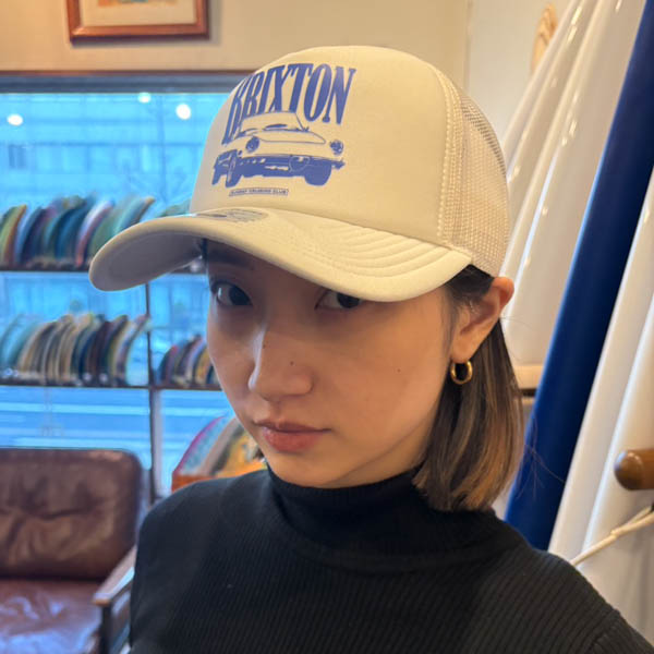 ブリクストン SUNDAY CRUISING CLUB NP MP TRU トラッカーキャップ ホワイト / 着用イメージ