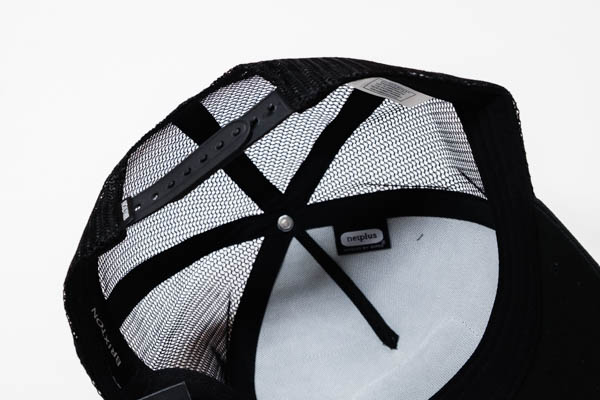 BRIXTON ヒューバル C NP MP トラッカー ハット ブラック — 着用イメージ