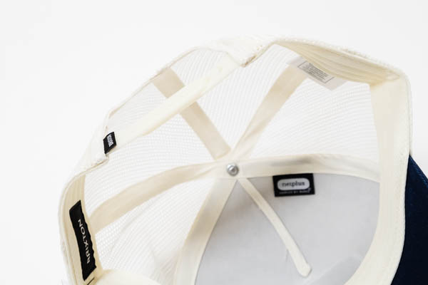 BRIXTON ヒューバル C NP MP トラッカー ハット オフホワイト / ミッドナイトブルー — 着用イメージ