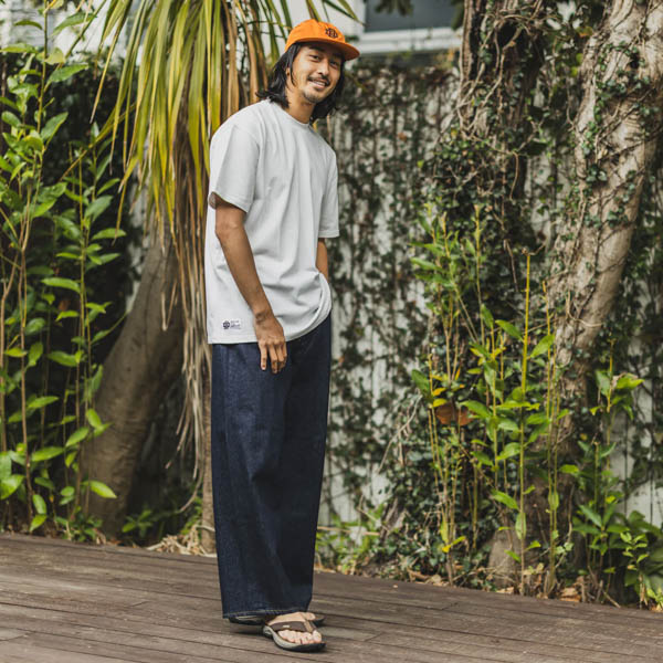 ビーチドデイズ SURF CLUB Tee Tシャツ ホワイト / 着用イメージ