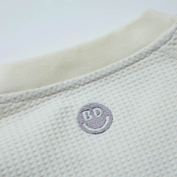 ビーチドデイズ ワッフル ロングスリーブTシャツ ホワイト / 首裏のスマイルマーク刺繍
