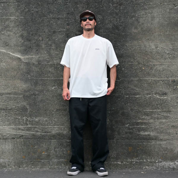 ビーチドデイズ × ブルコ ファンクションサイドポケットTシャツ ホワイト / 着用イメージ