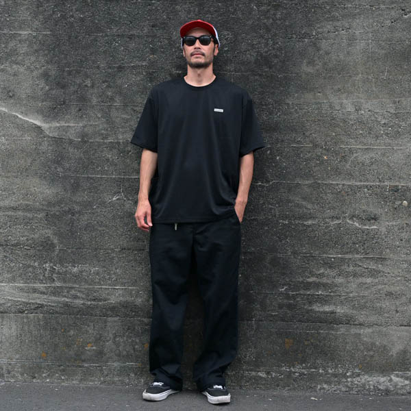 ビーチドデイズ × ブルコ ファンクションサイドポケットTシャツ ブラック / 着用イメージ