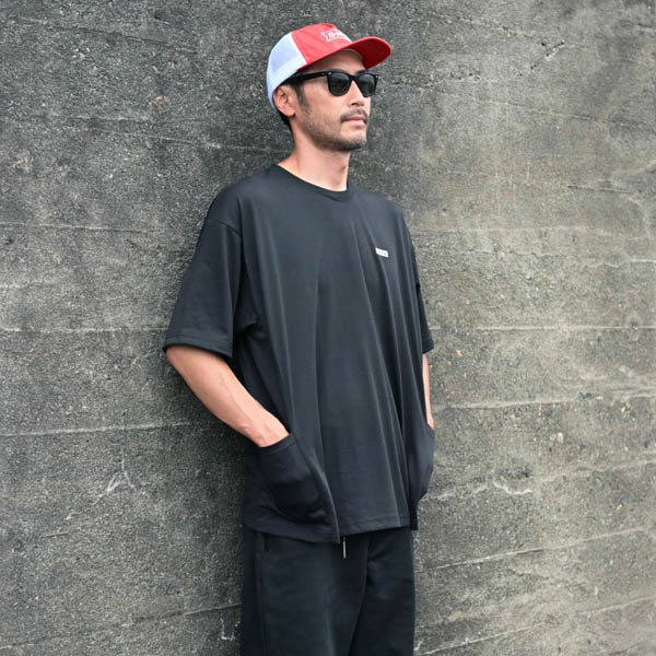 ビーチドデイズ × ブルコ ファンクションサイドポケットTシャツ ブラック / 着用イメージ サイドビュー