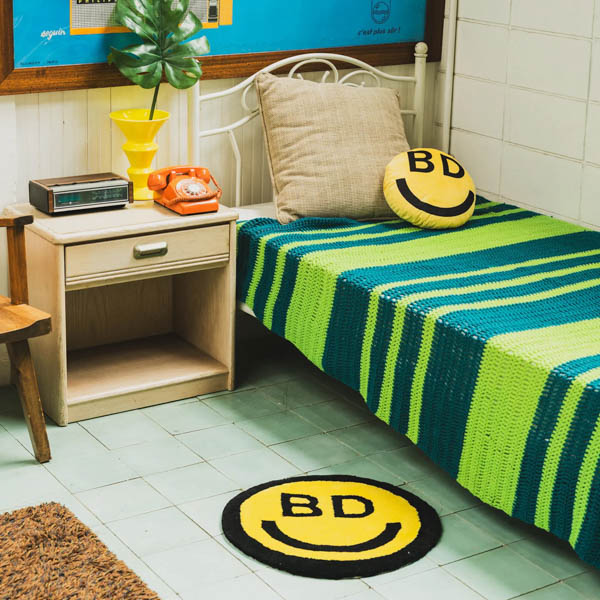 ビーチドデイズ BD スマイルラグ ラグ イエロー / ベッドルーム使用イメージ