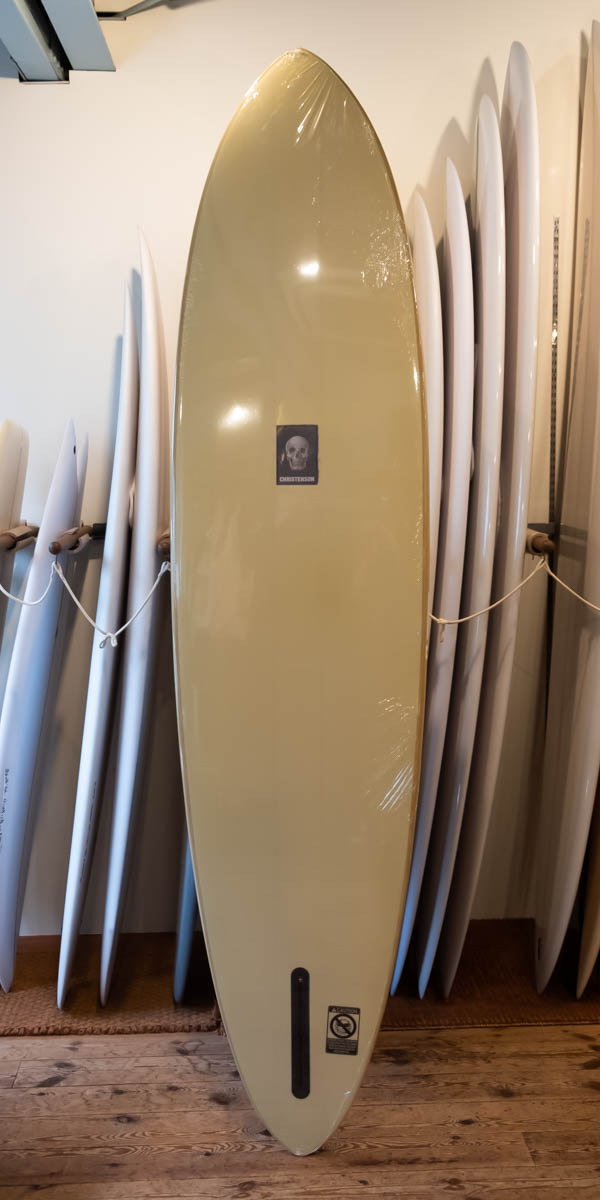 アクアティックディビジョン シーバケット 7'11" キャメル / AQUATIC DIVISION C-BUCKET ボトム面全体 クリステンソンロゴとシングルフィンボックス