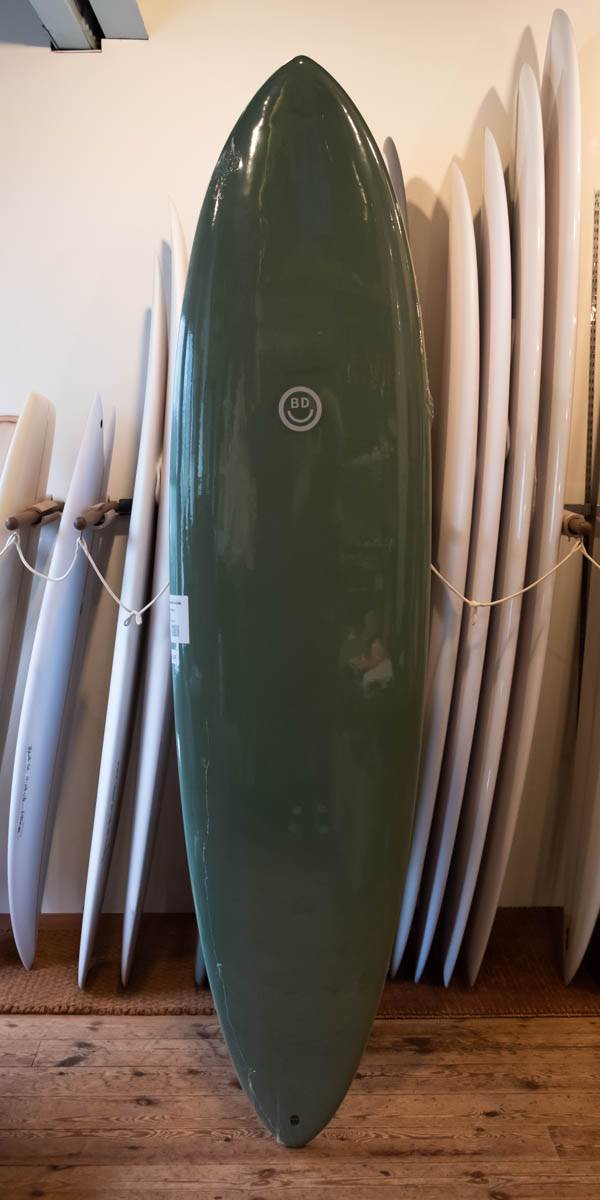アクアティックディビジョン シーバケット 7'6" ミリタリー / AQUATIC DIVISION C-BUCKET デッキ面全体 BEACHED DAYSスマイルロゴ